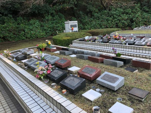 ペット霊園 湘南ペットメモリーランド個別墓地:花の聖地